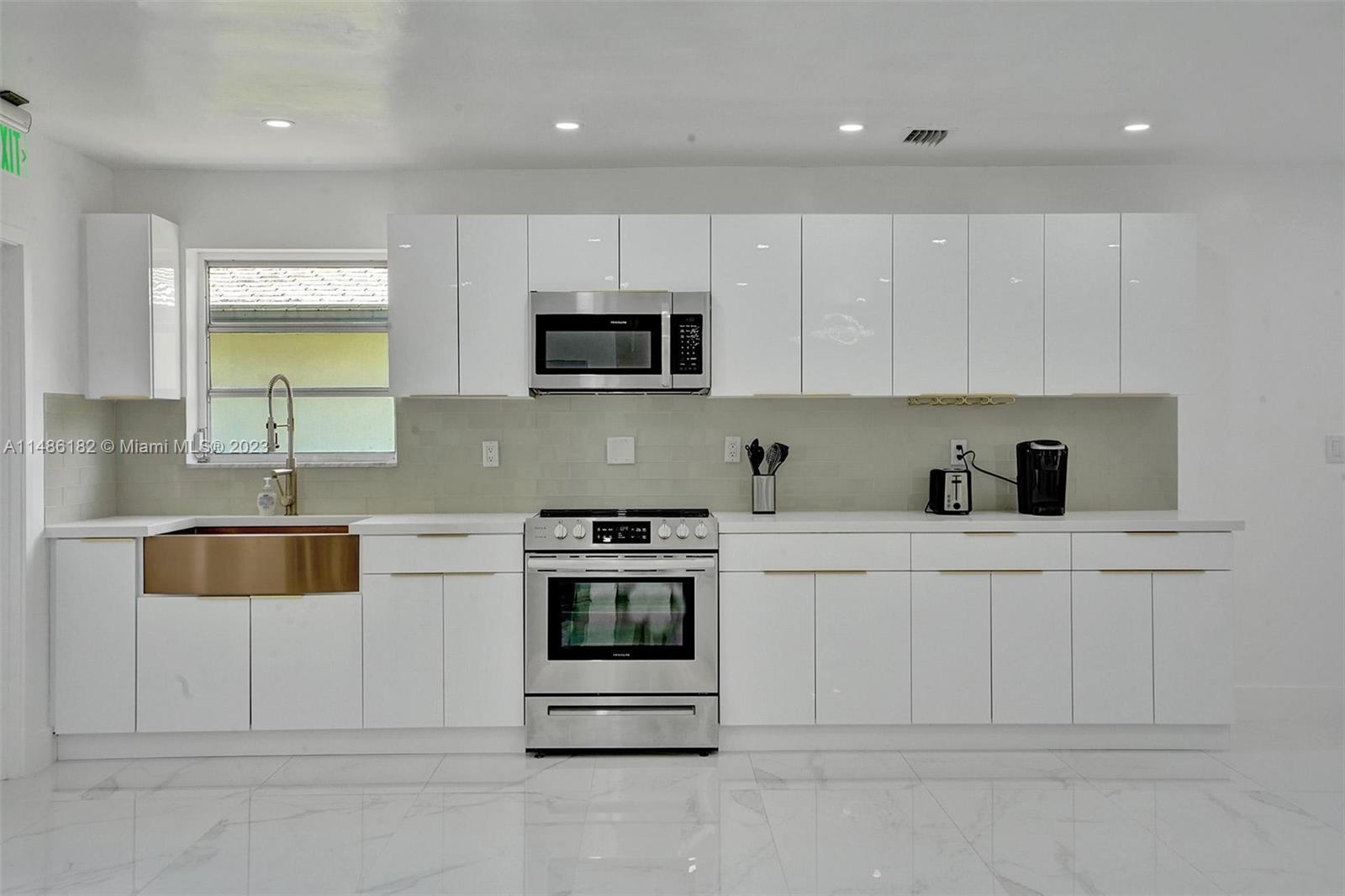 HOLLYWOOD HILLS - Residential Lease
