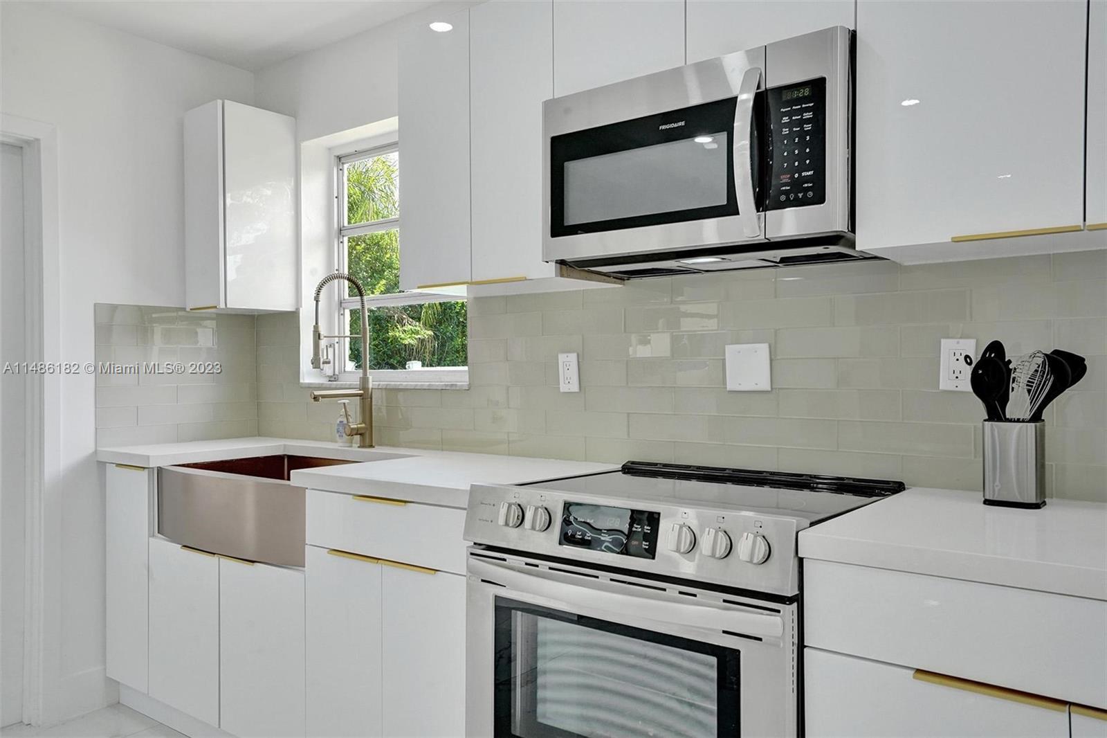 HOLLYWOOD HILLS - Residential Lease