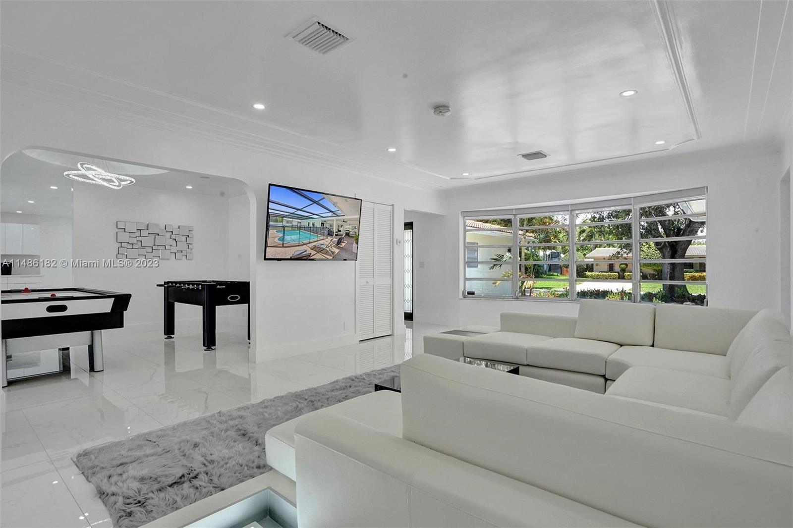 HOLLYWOOD HILLS - Residential Lease