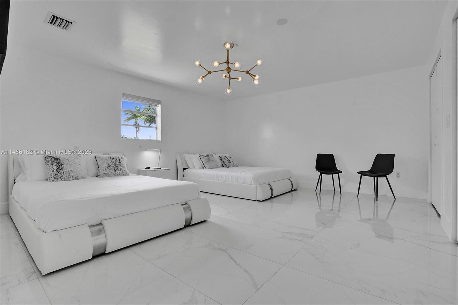 HOLLYWOOD HILLS - Residential Lease