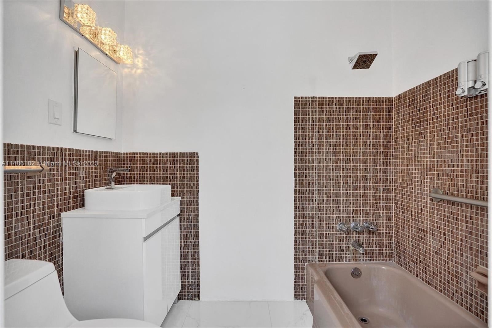 HOLLYWOOD HILLS - Residential Lease