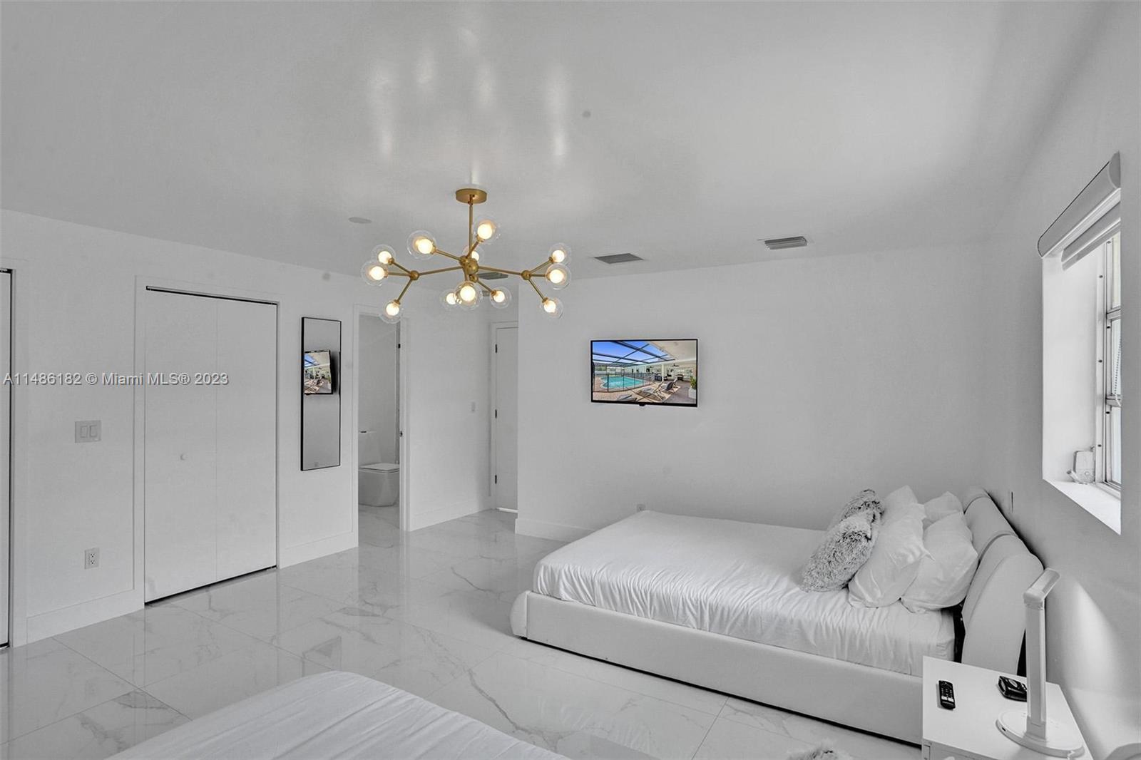 HOLLYWOOD HILLS - Residential Lease