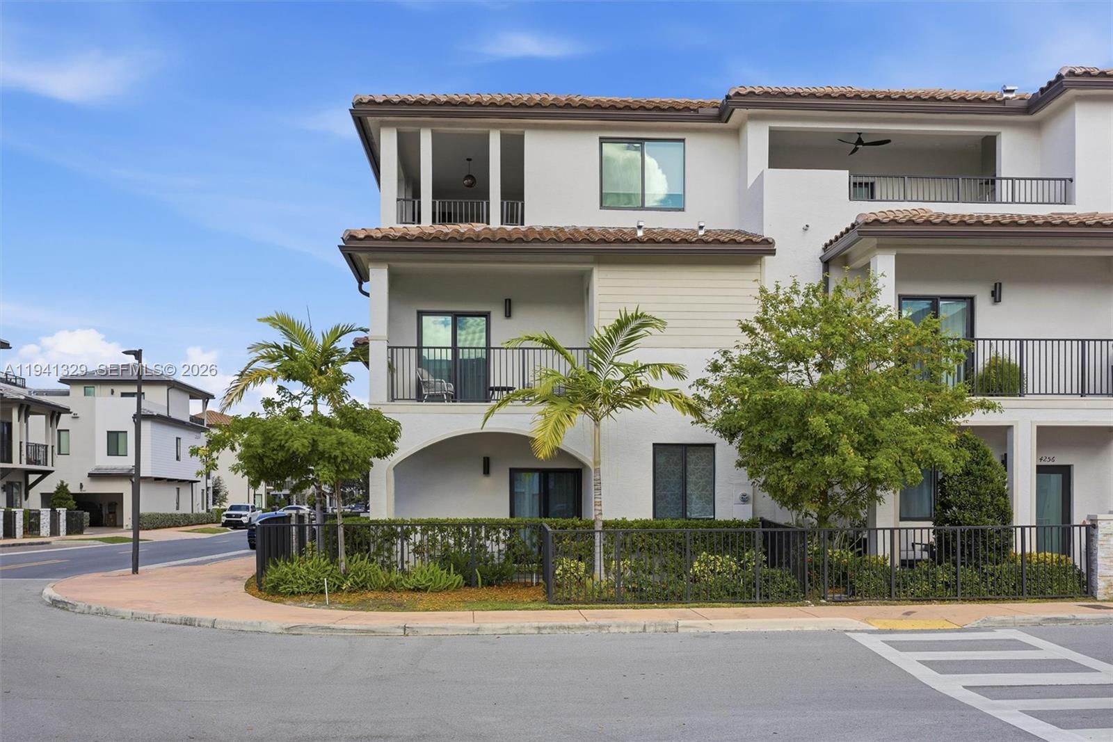 DOWNTOWN DORAL SOUTH PHAS - Residential