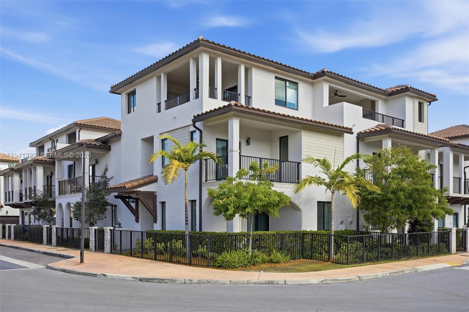 DOWNTOWN DORAL SOUTH PHAS - Residential