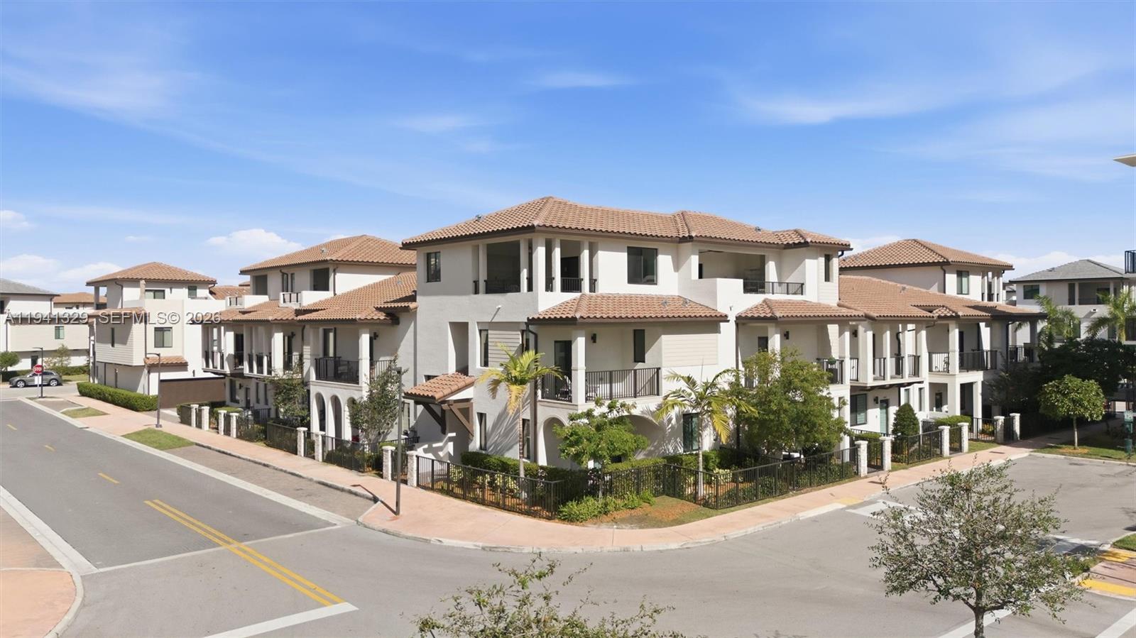 DOWNTOWN DORAL SOUTH PHAS - Residential