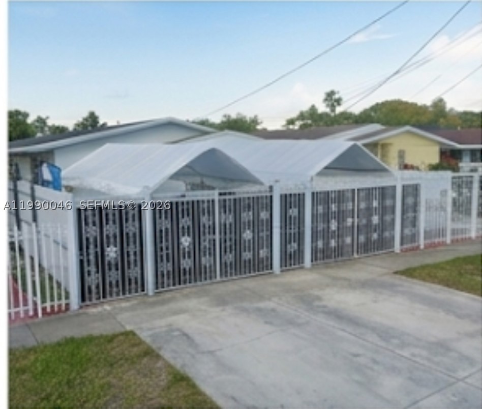 EXCELLENT INCOME - PRODUCING DUPLEX IN A PRIME MIAMI LOCATION.
THIS SPACIOUS PROPERTY FEATURES A TOTAL OF 6 BEDROOMS 3 BATHROOMS,
OFFERING GREAT FLEXIBILITY FOR INVESTORS OR OWNER OCCUPANTS. THE PROPERTY BOATS APPROXIMATELY 3,190 SF FT OF LIVING AREA ON A 5,520 SQ FT LOT.