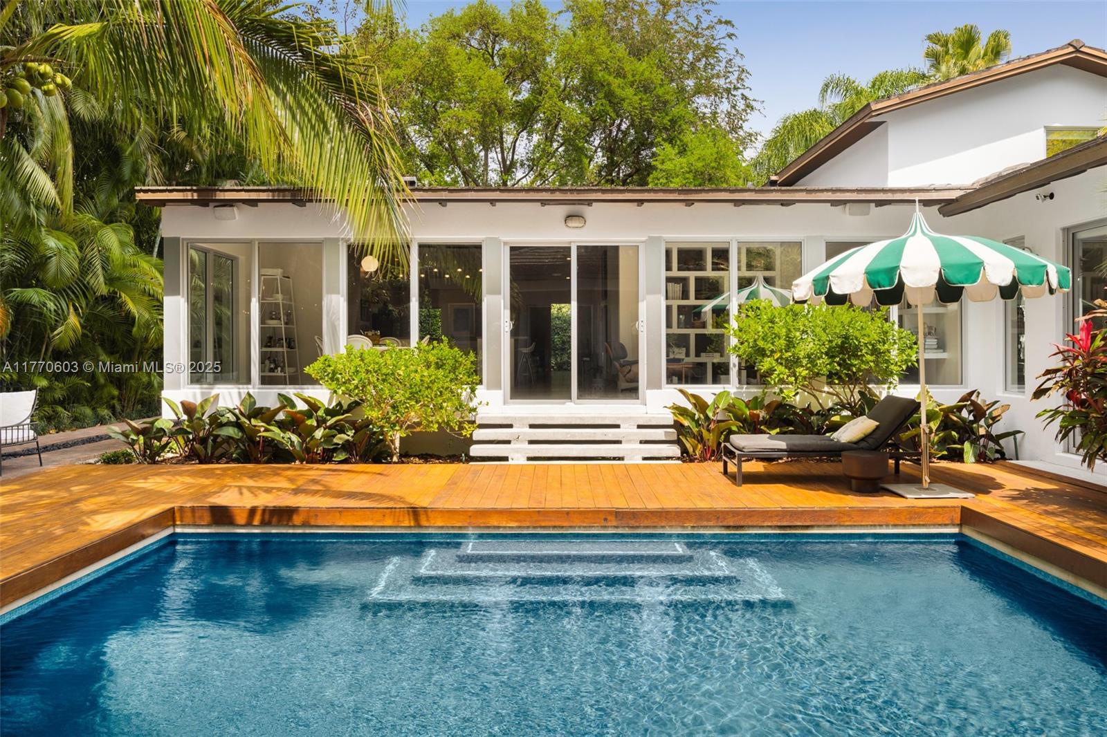 COCONUT GROVE MANOR - Residential