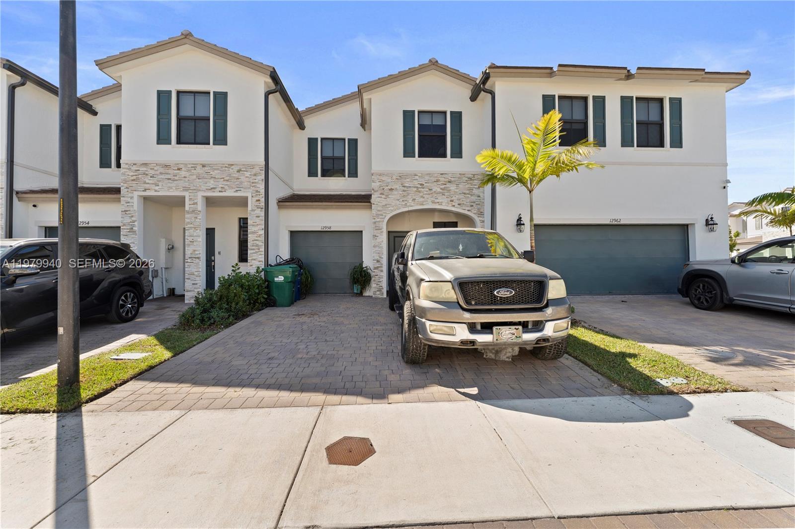 This stunning 3-bedroom townhouse villa features a private garage and a beautiful backyard. The community offers a wide range of amenities, including a swimming pool, gym, clubhouse, children’s playgrounds, and a dog park. As the property is currently tenant-occupied, showings can be arranged with 24 hours’ notice.