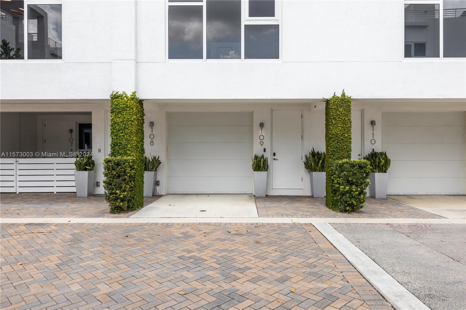 ONE BAY CONDO - Residential Lease