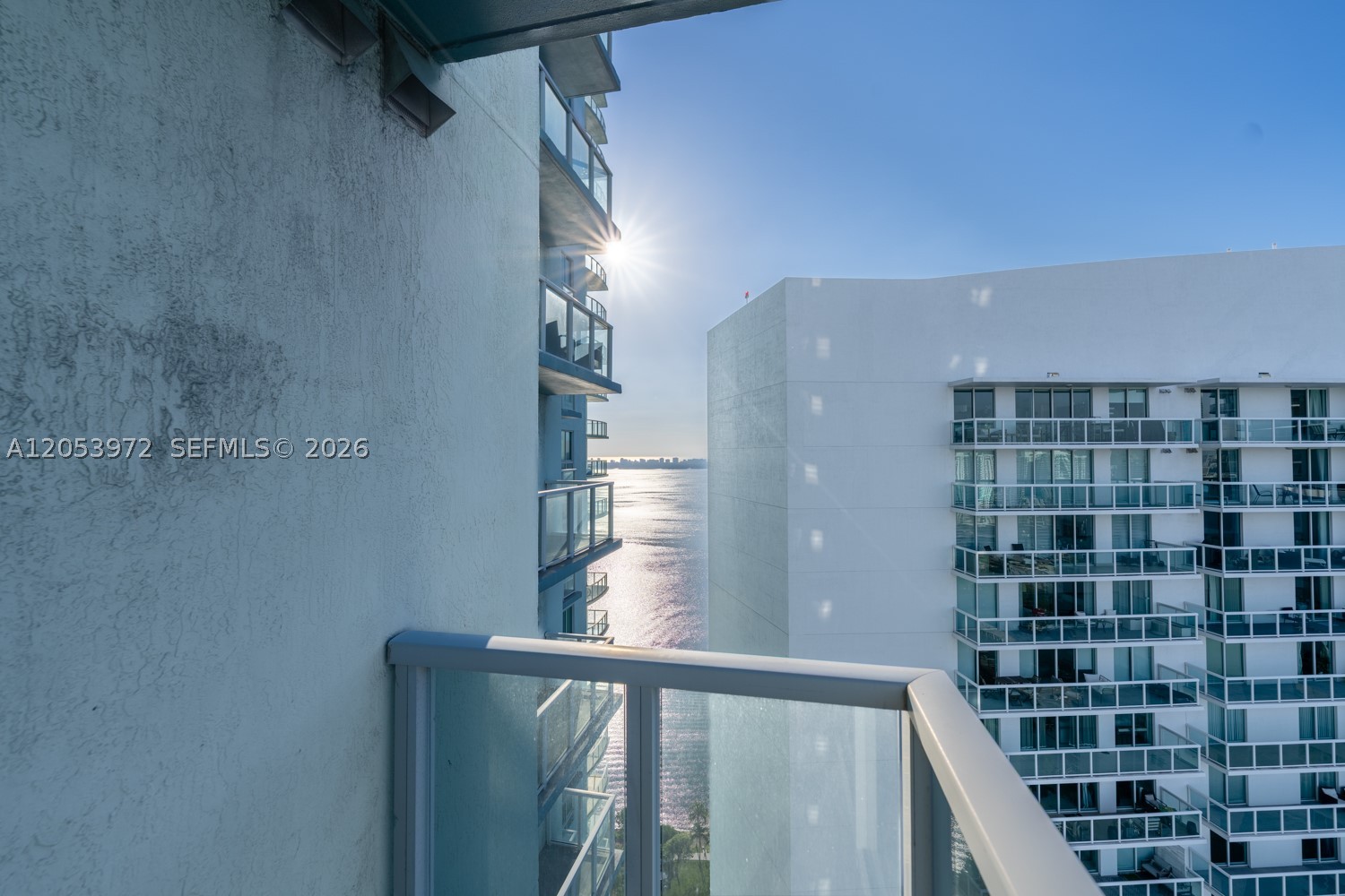 Beautiful modern condo Apartment! 1 Bedroom, and 1.5 Bathrooms, Open floor plan with lots of natural-lights, and
panoramic views, well equip euro style kitchen, sunny balcony with bay and city views. 24-hour security and Valet
Bi-level fitness center with state-of-the-art equipment and sauna rooms, Two outdoor pools Theater room and club
room with billiards table.