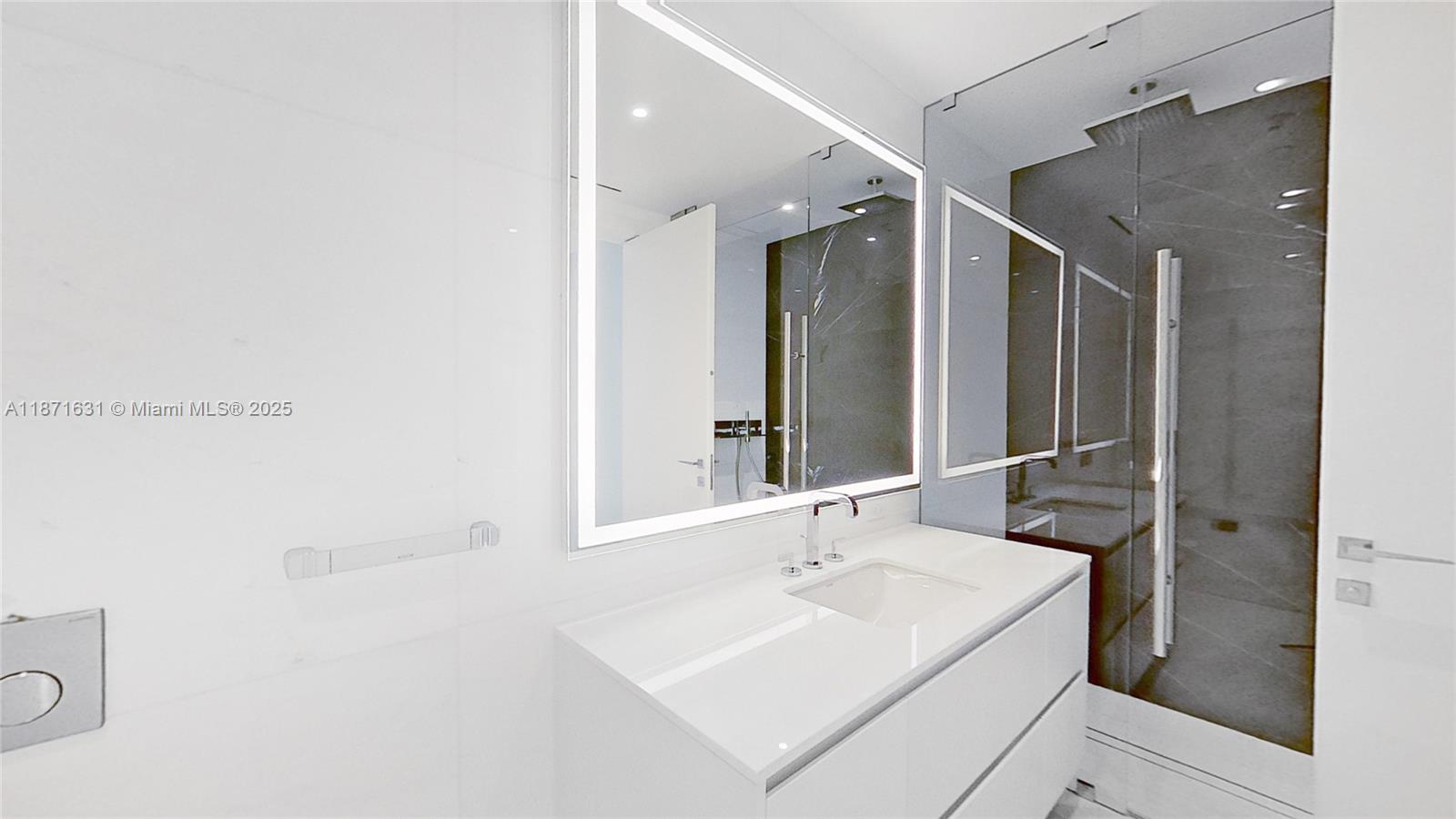300 BISCAYNE BLVD WAY COND - Residential