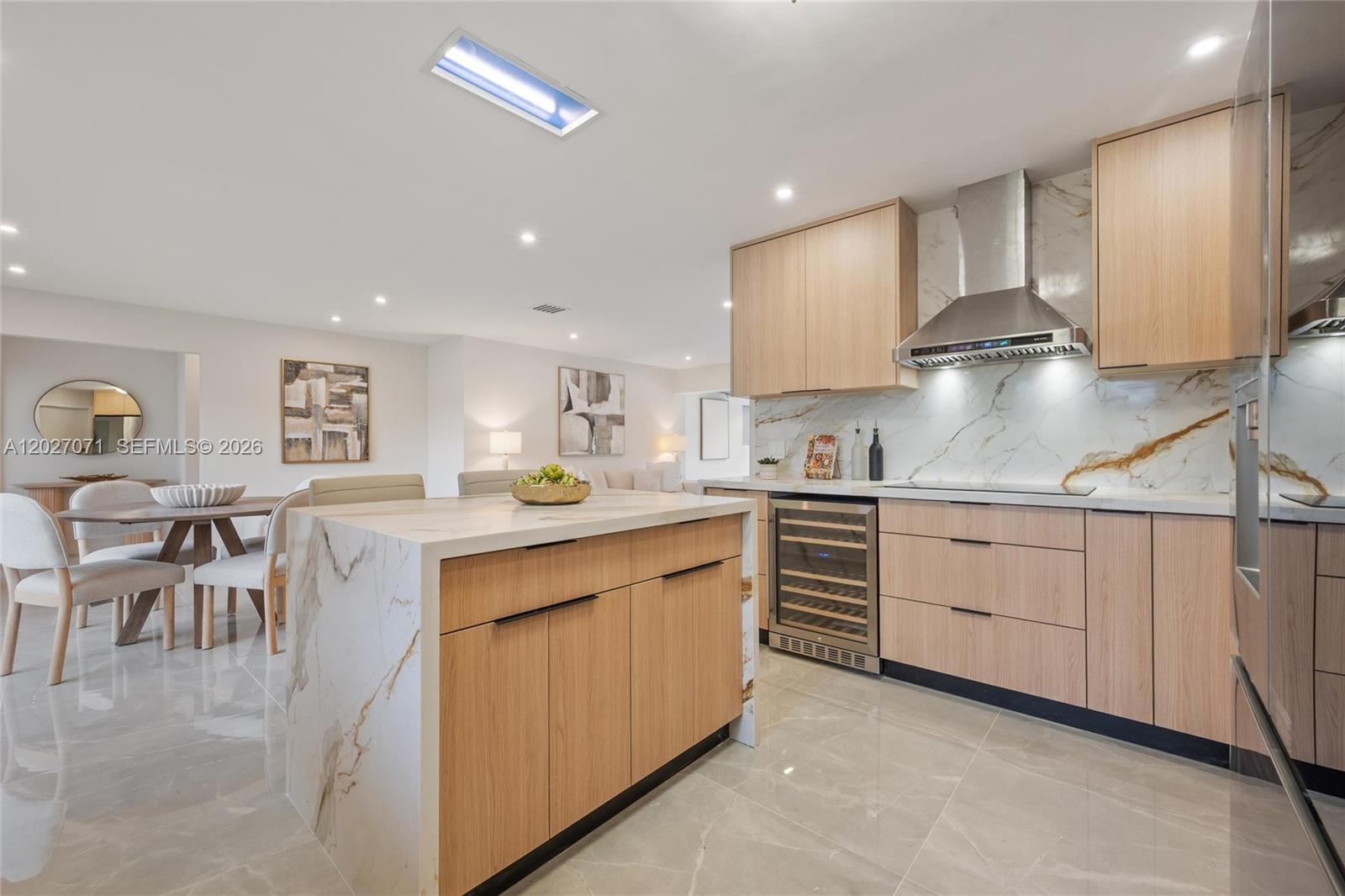 HOLLYWOOD HILLS - Residential