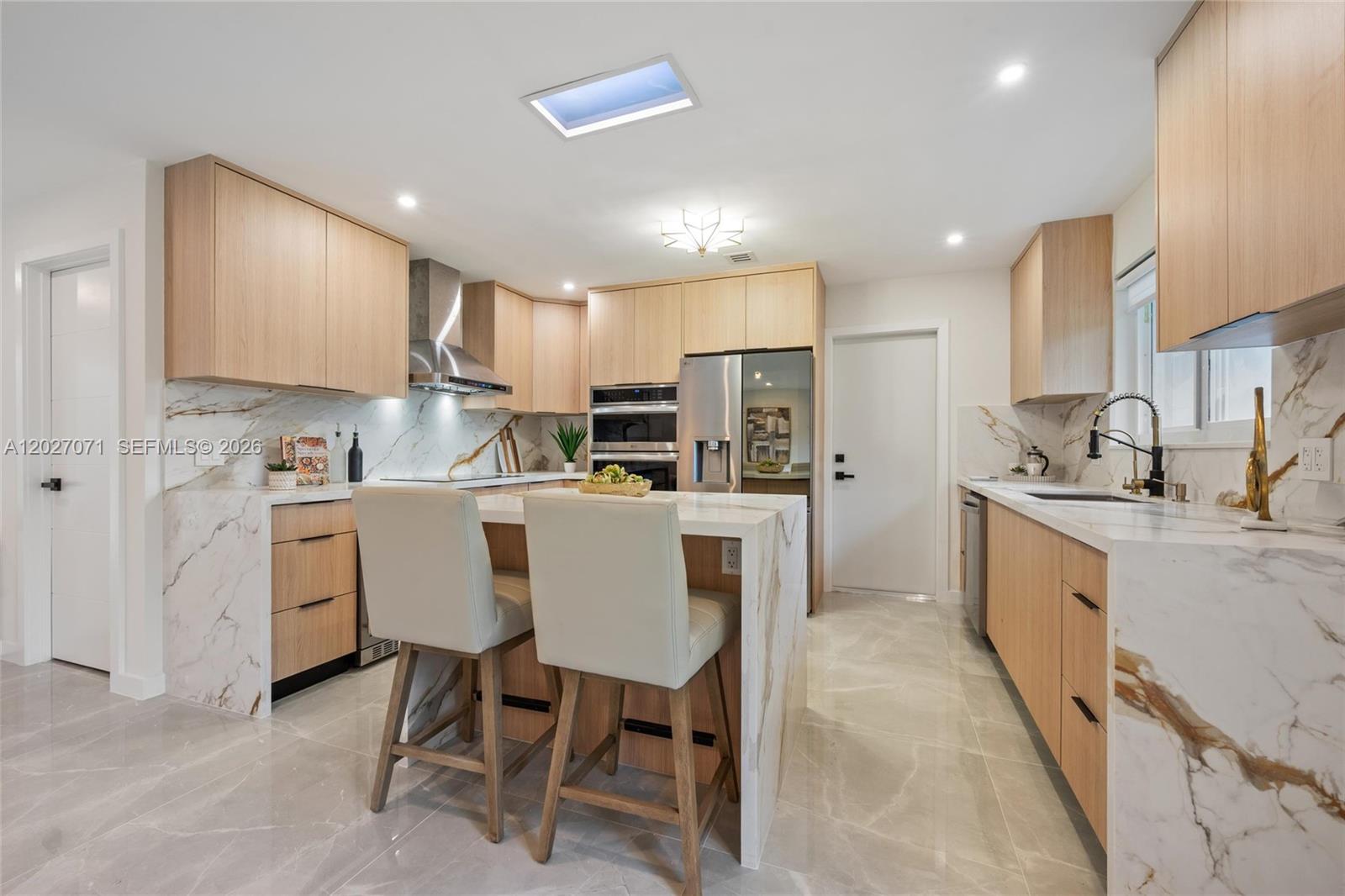 HOLLYWOOD HILLS - Residential