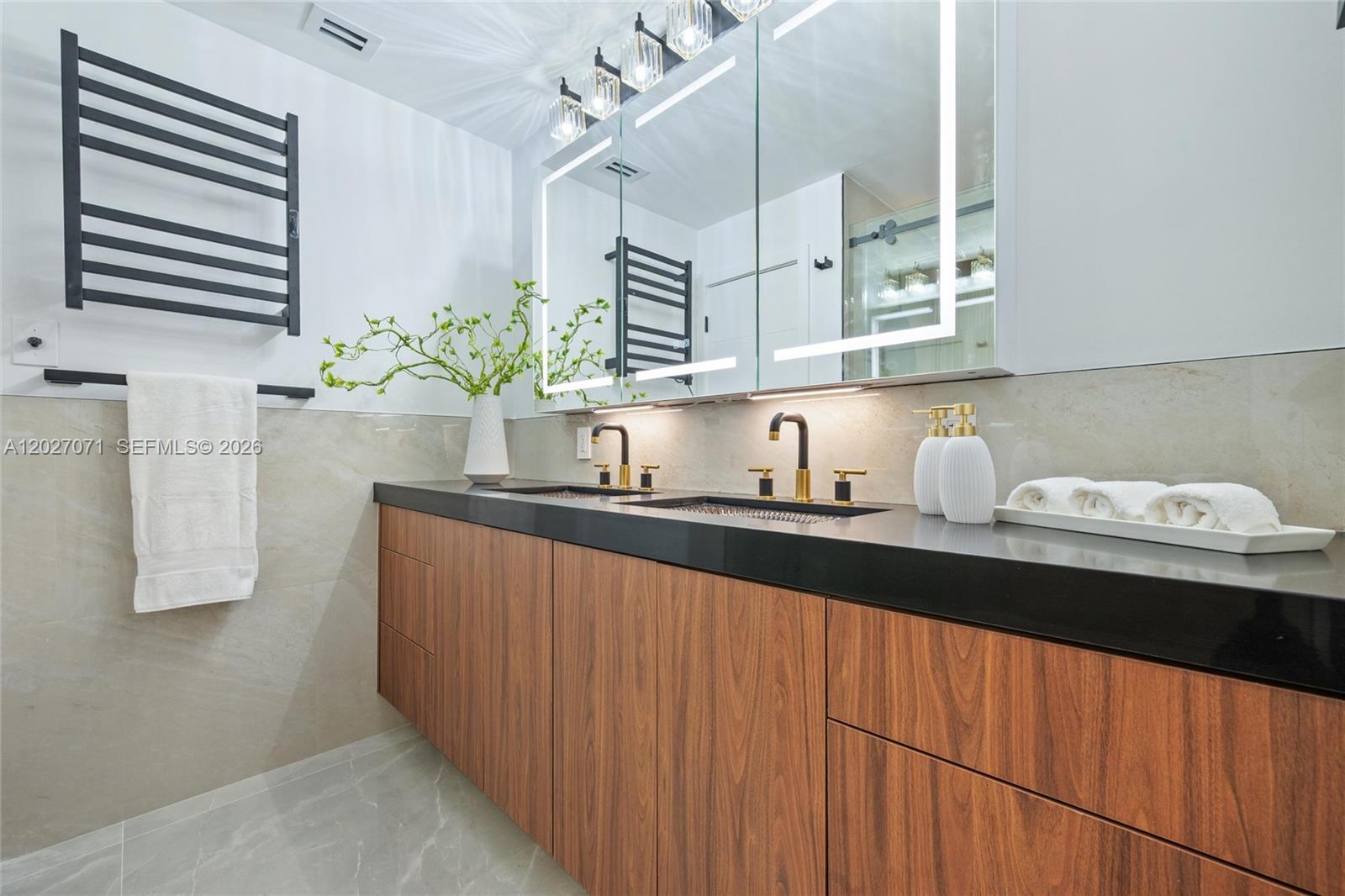 HOLLYWOOD HILLS - Residential