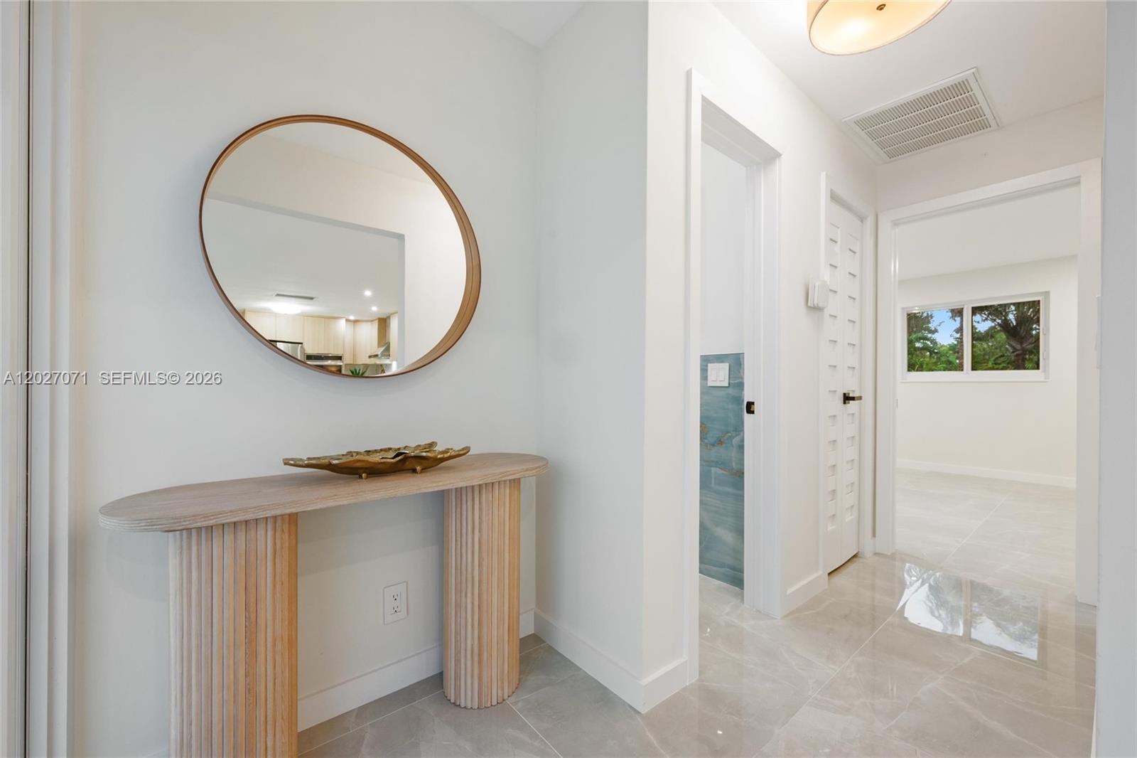 HOLLYWOOD HILLS - Residential