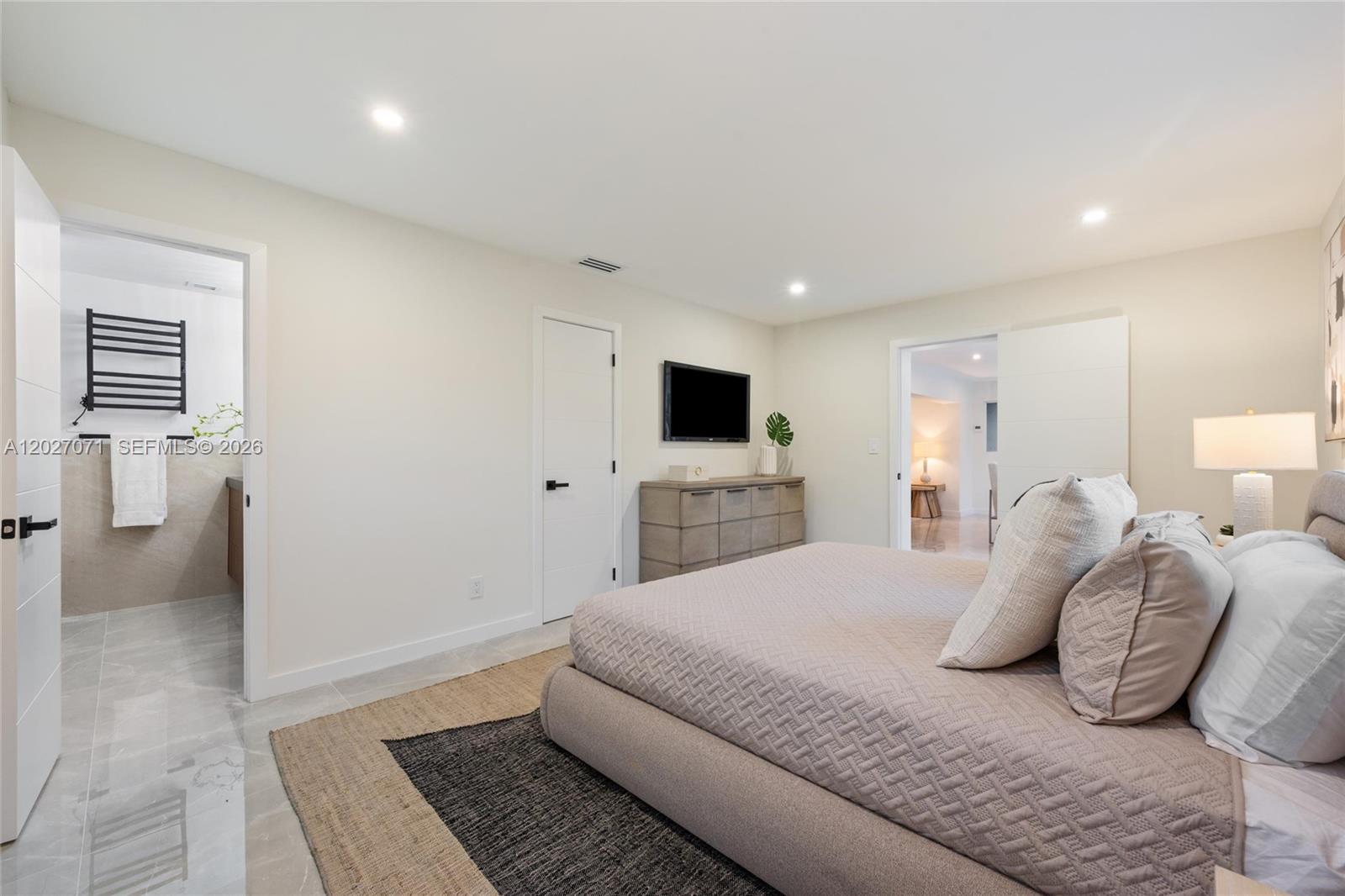 HOLLYWOOD HILLS - Residential