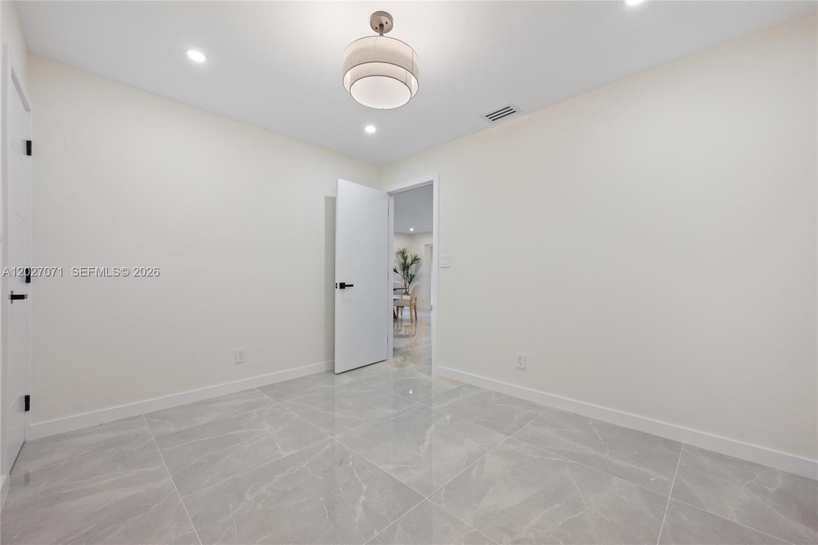 HOLLYWOOD HILLS - Residential