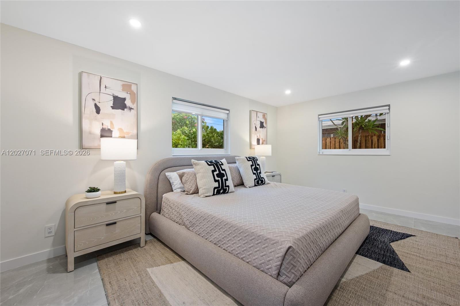 HOLLYWOOD HILLS - Residential