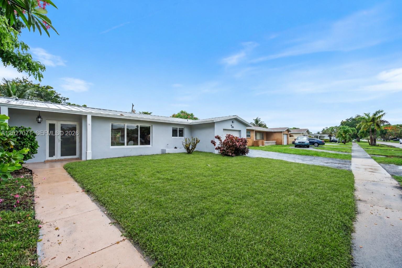 HOLLYWOOD HILLS - Residential