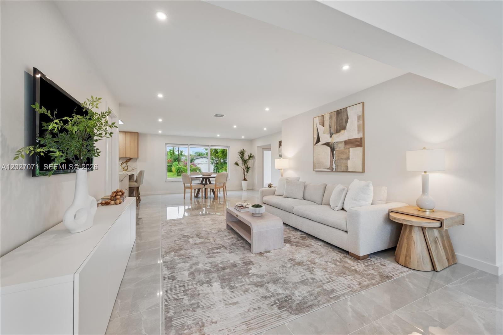 HOLLYWOOD HILLS - Residential