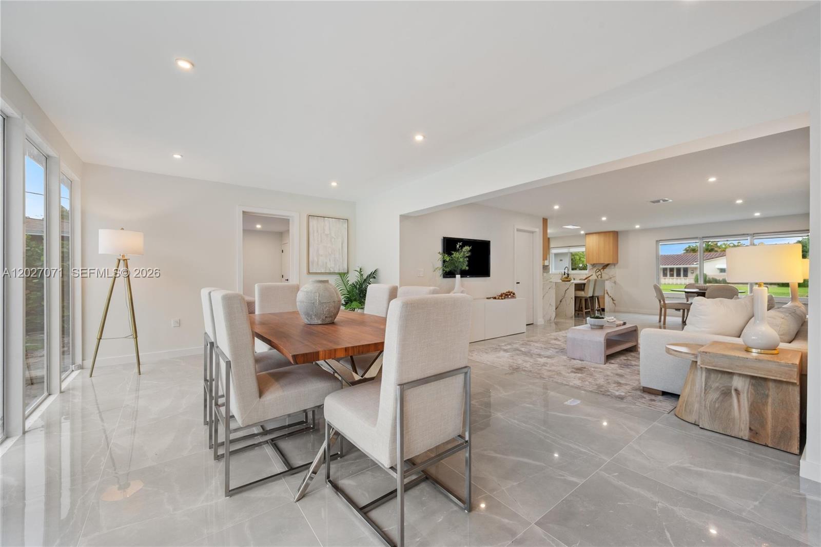 HOLLYWOOD HILLS - Residential