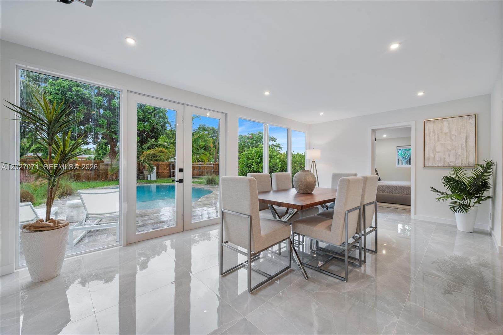 HOLLYWOOD HILLS - Residential