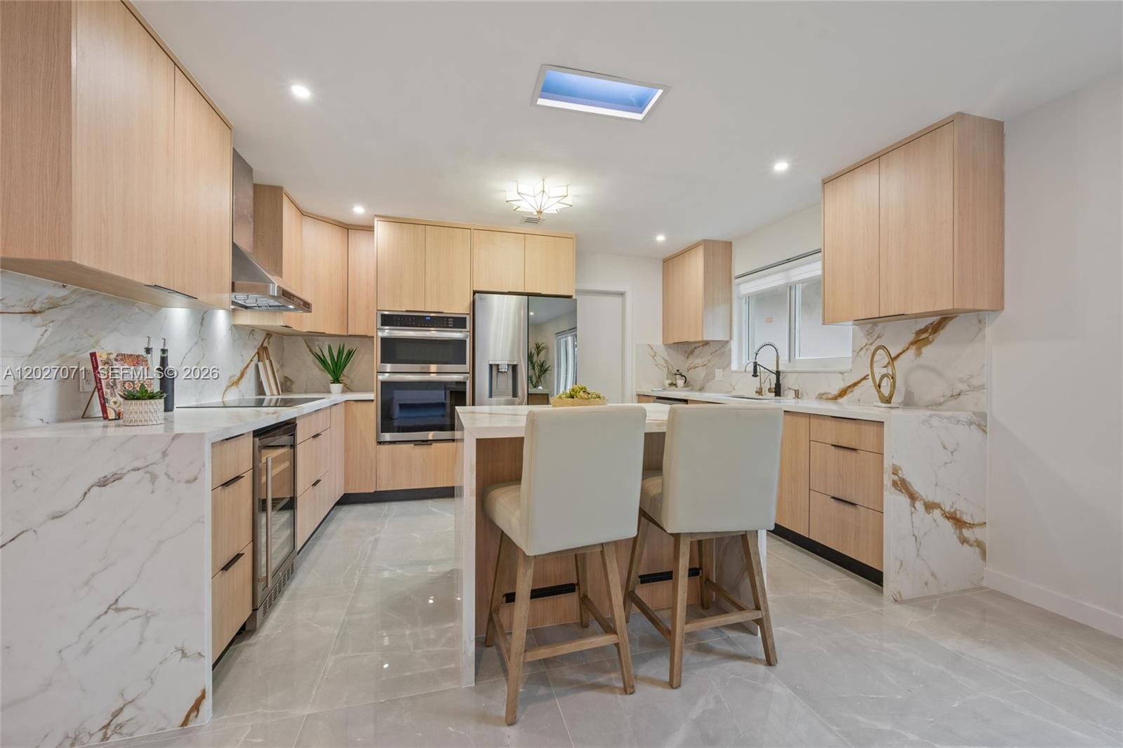 HOLLYWOOD HILLS - Residential