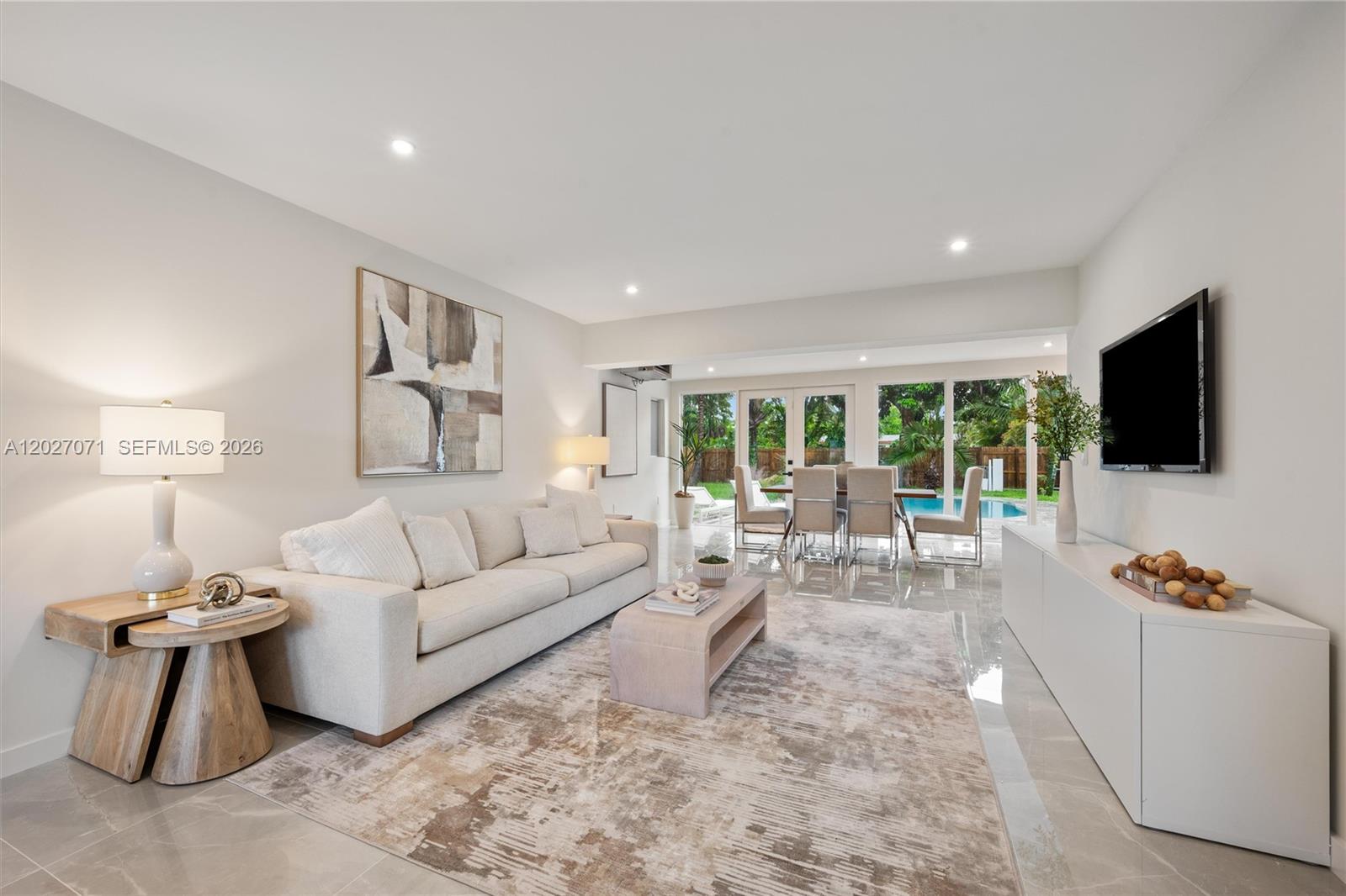 HOLLYWOOD HILLS - Residential
