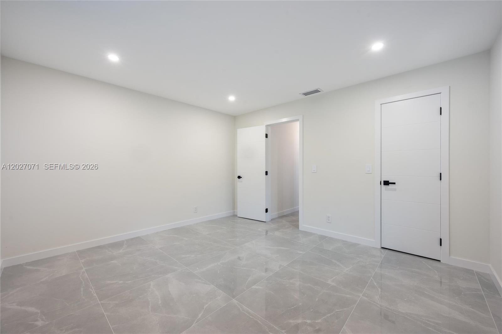 HOLLYWOOD HILLS - Residential