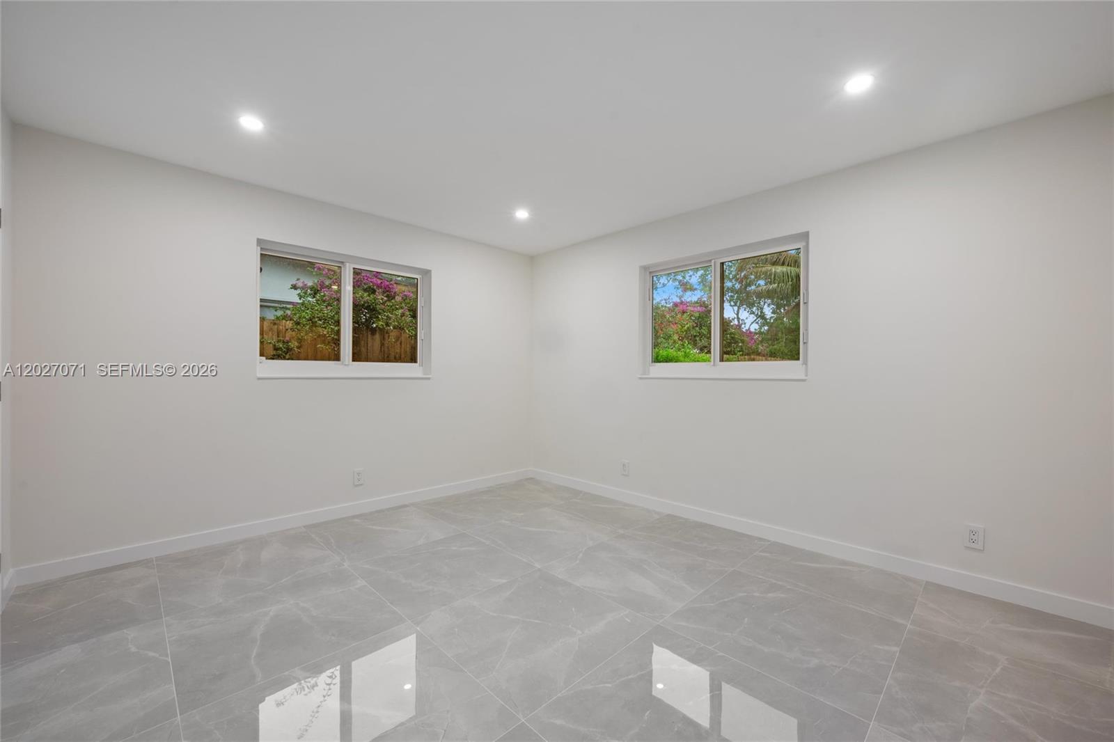 HOLLYWOOD HILLS - Residential