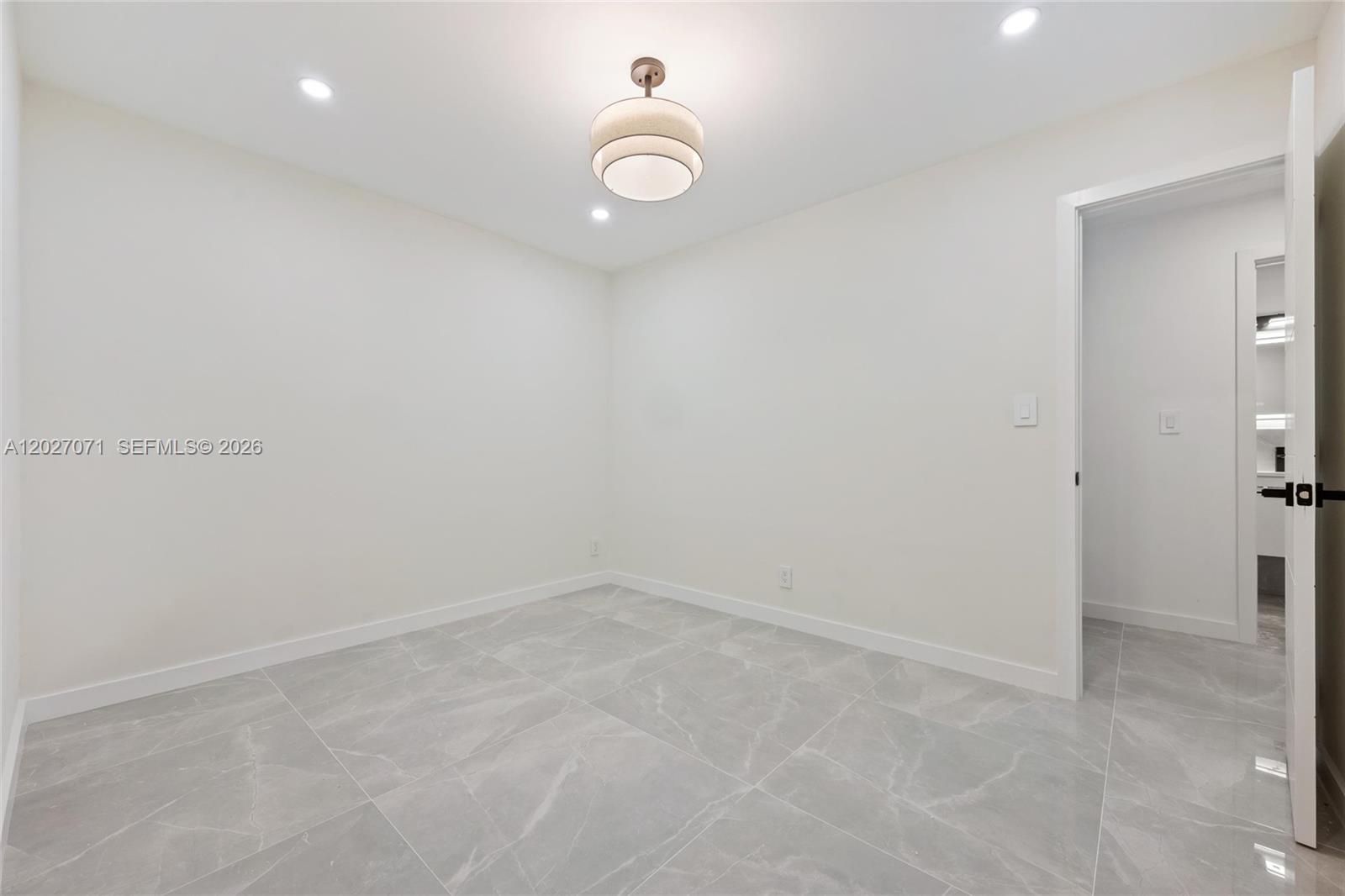 HOLLYWOOD HILLS - Residential