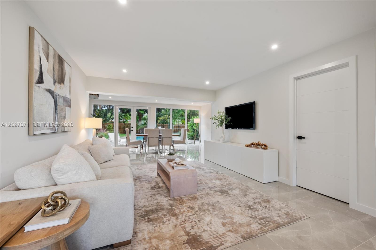 HOLLYWOOD HILLS - Residential