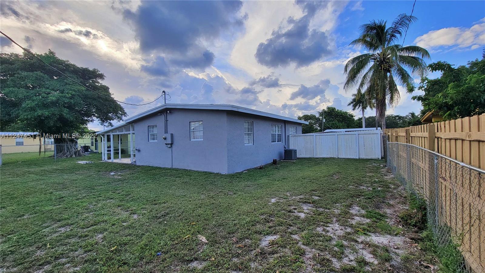 LAUDERDALE MANORS ADD - Residential