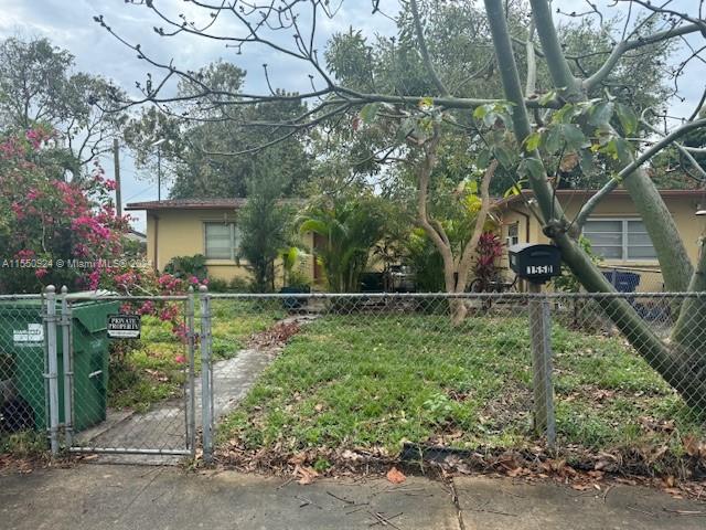 3 bedroom 2 bath plus large den that can be used as 4th bedroom- nice laundry room  in prime area -
tenant occupied - tenant will vacated or stay at a substantially higher rent - tenant has been there over 8 years
house needs updating