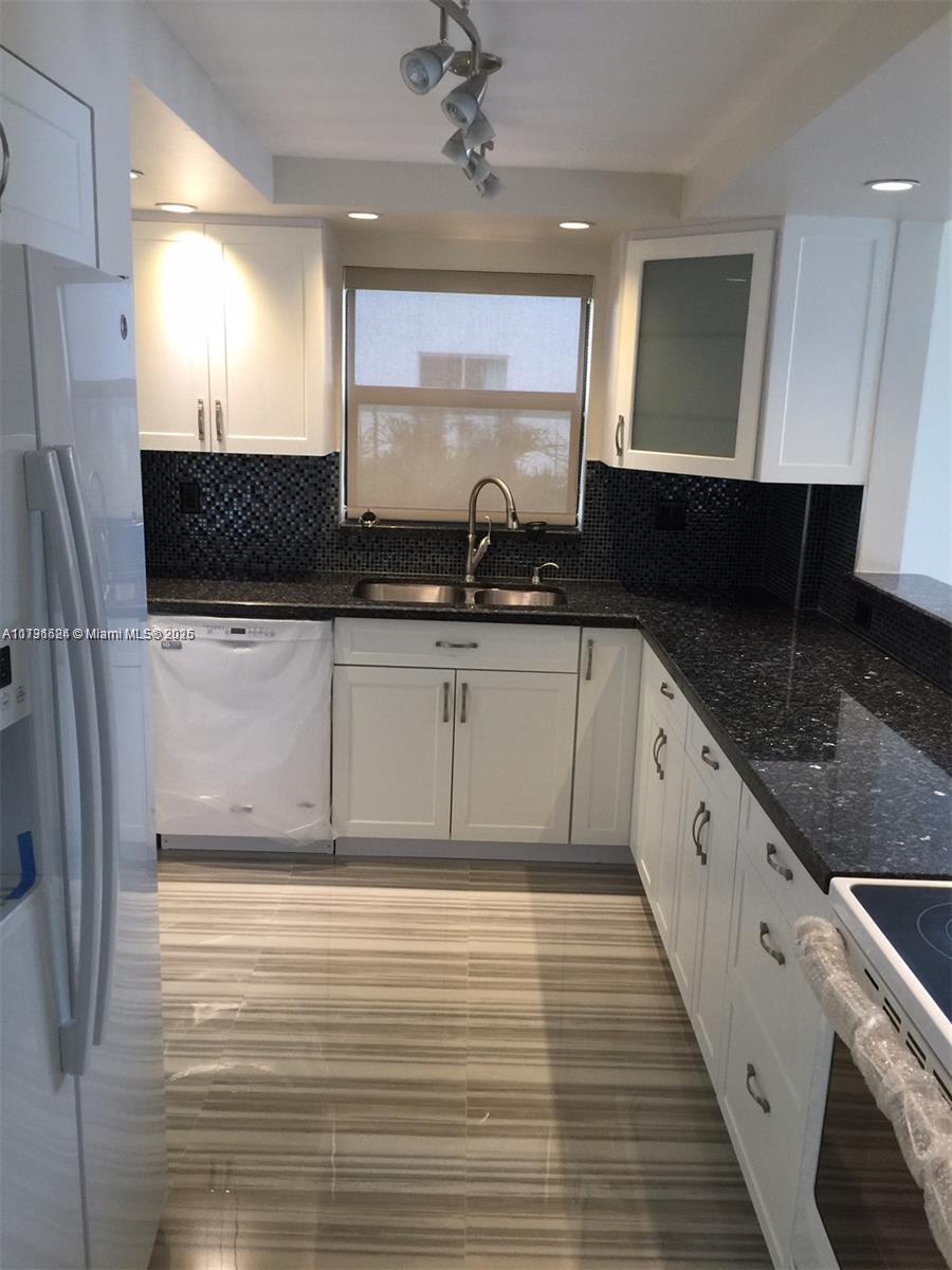 BAY HOUSE TOWER CONDO - Residential