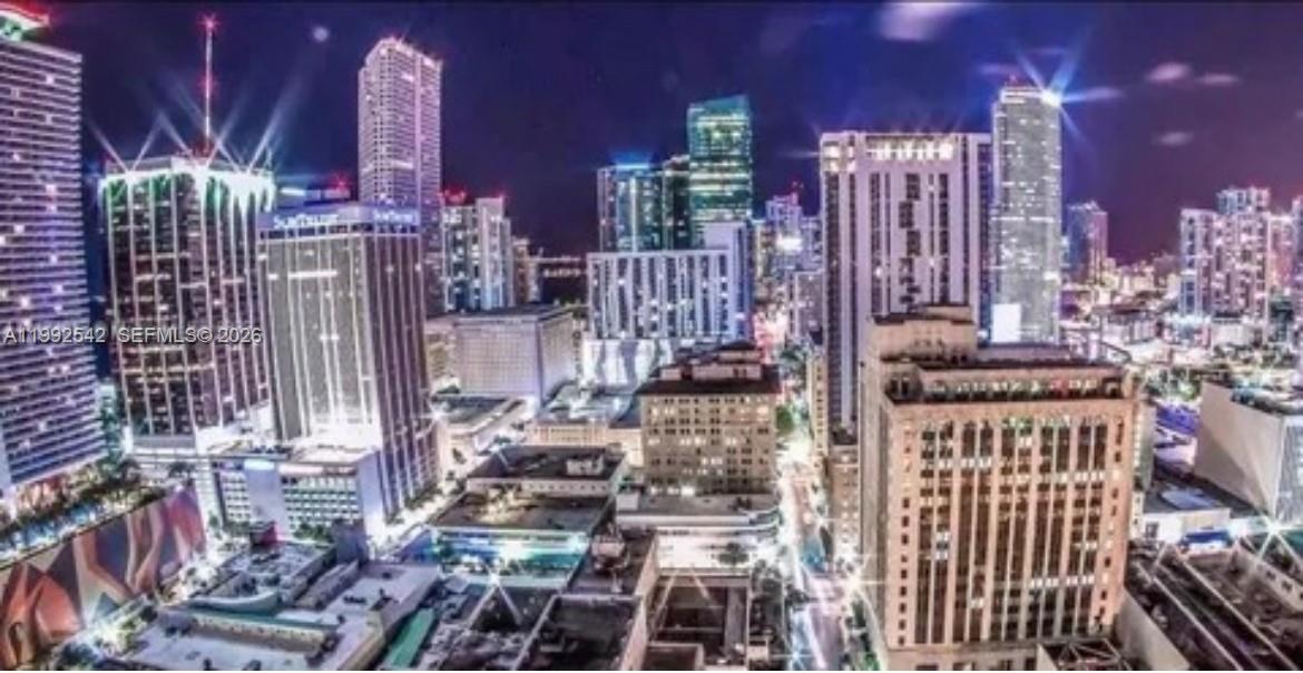 AMAZING FULLY FURNISHED AMAZING VIEWS DOWNTOWN MIAMI / Month to month rental allowed  . DOWNTOWN MIAMI /the best LOCATION DOWNTOWN MIAMI. Featuring stainless steel appliances, Terrazo Countertops, Washer/Dryer, 10FT Ceilings, High Impact Windows, Polished Concrete Floors It's close to restaurants, brickell city center , Miami-Dade college, Bayside shops, views of Biscayne Bay & city! Bldg Amenities: Rooftop Pool and Lap Pool, Spa&Gym, Clubroom/Lounge, 24HR Concierge & Security. call CALL ASAP EASY TO SHOW .. LOCATION LOCATION MIAMI DOWNTOWN