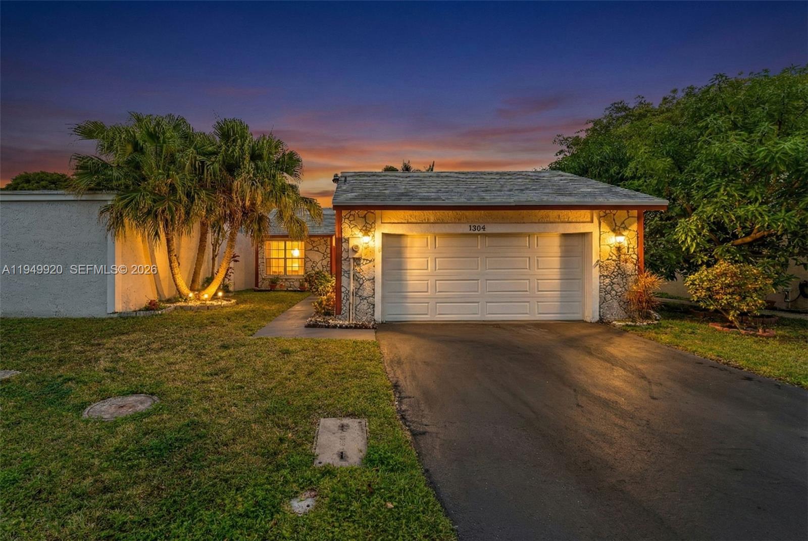 VILLAGES OF HOMESTEAD CLUSTER HOME.....EASY 3/3 ..... SHES A 2 BEDROOM 2 BATH WITH FANTASTIC SCREENED IN PATIO WITH SUPER BREEZES.  A COURTYARD SEPERATES THE 2 CAR GARAGE FROM HOME.THE GARAGE HAS A/C UNIT AND A 3RD BATH. .... LOW ASSOCIATIONS QUARTERLY PAYMENTS. FEATURES A WIDE TREE LINED PEDESTRIAN / DOG WALKING PATHS THRU OUT THE COMMUNITY. A CLUBHOUSE WITH LG SUMMER KITCHEN, POOL, SPA, GYM MEETING AREAS, PARTY ROOM. RENTABLE AREAS FOR PRIVATE RESERVED PARTIES. PRICED TO SELL SHES A BEAUTY