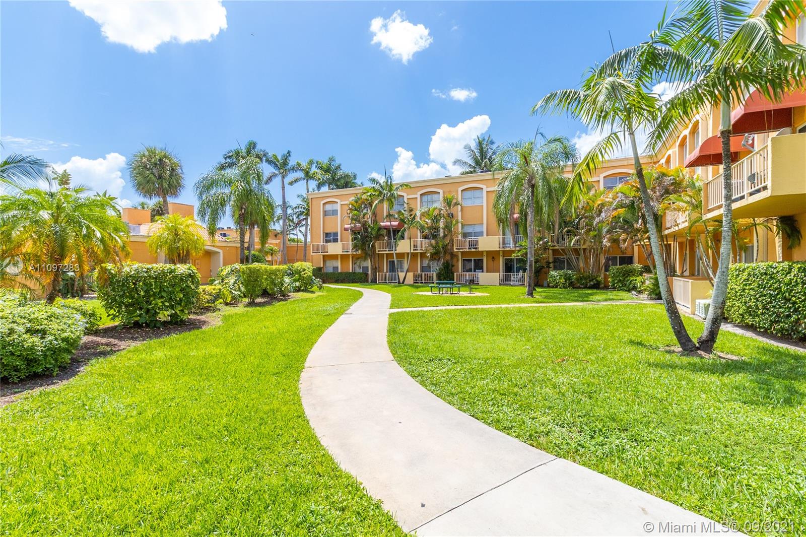 Venetian Gardens condominium is a well maintained complex. Two level split loft unit witht the open bedroom upstairs. Beautiful views to the green interior gardens. F building, second level. Open floor plan layout. Amenities included pool, tennis courts, excercise room, Bbq area, children playground. Laundry washer and dryer facilities in the building. Included in maintenance: Water, Insurance, and much more. Family friendly community for everyone to enjoy! Please request video.