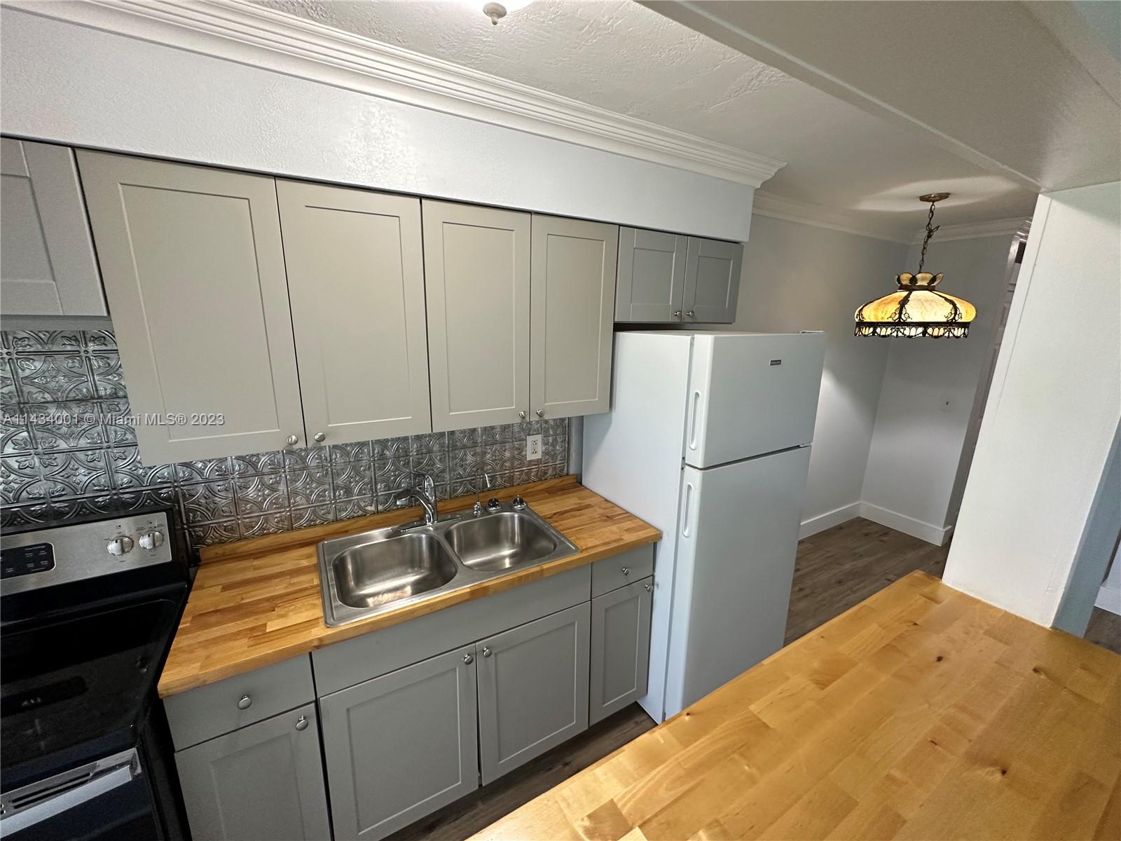 Bright and beautiful apartment . Freshly painted, new flooring and bathroom vanity. Spacious rooms with natural light. Cozy condominium with great location only 10 min to the beach, close to shoppings and restaurants. I-95 only 1/2 mile away.