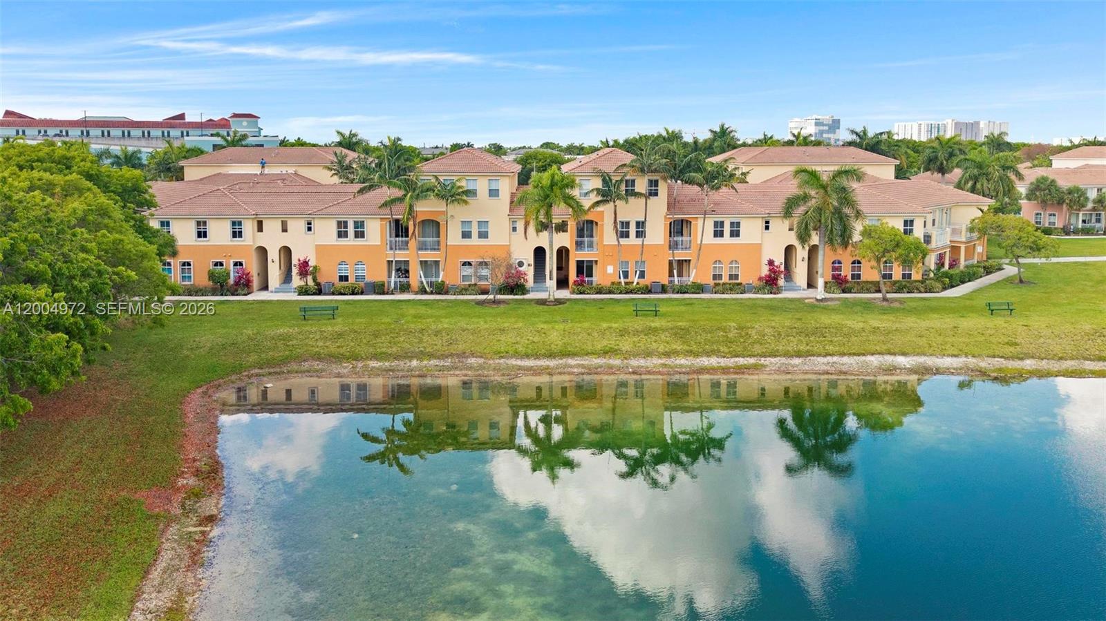 FONTAINBLEAU LAKES COURTY - Residential
