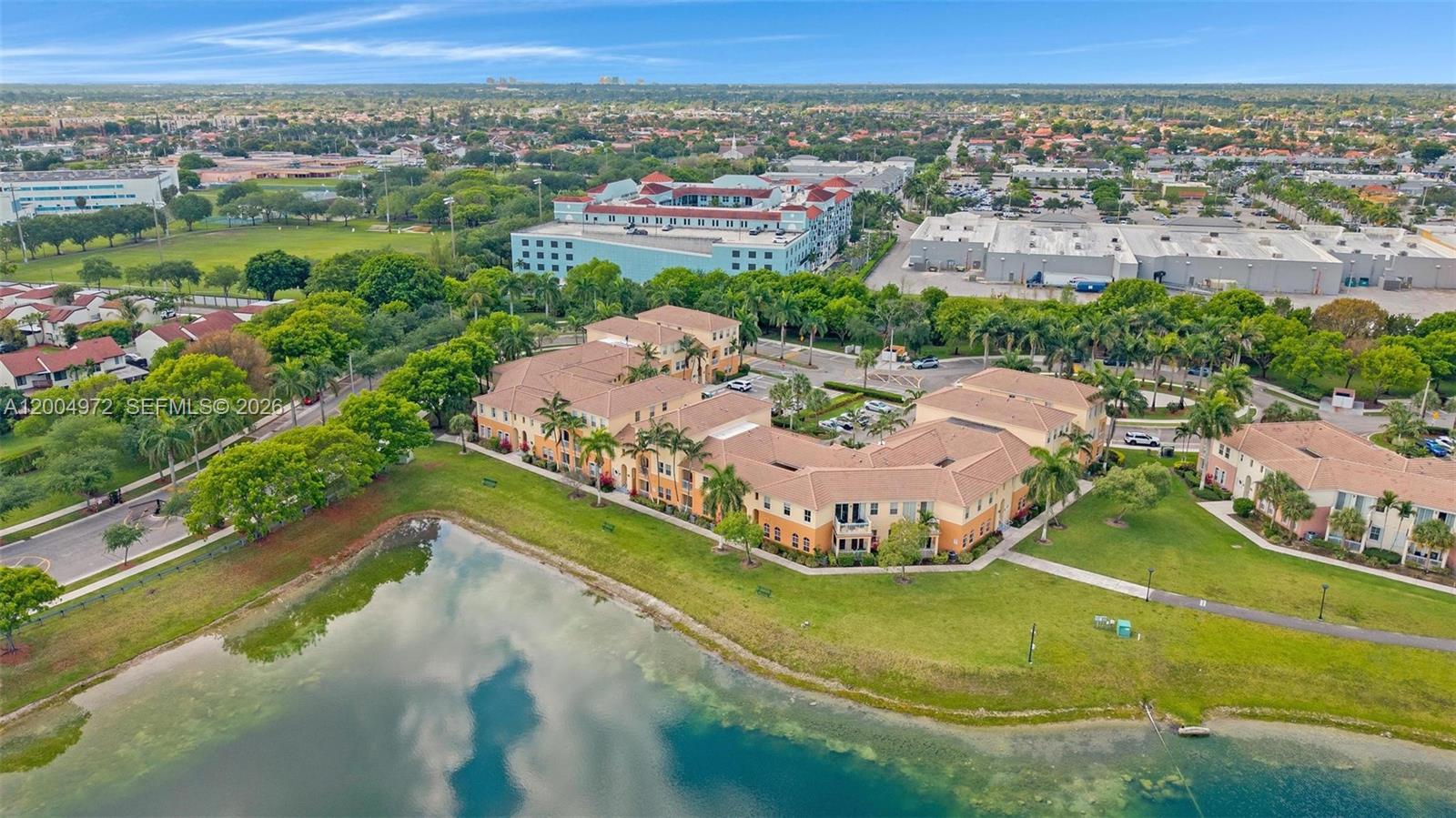FONTAINBLEAU LAKES COURTY - Residential