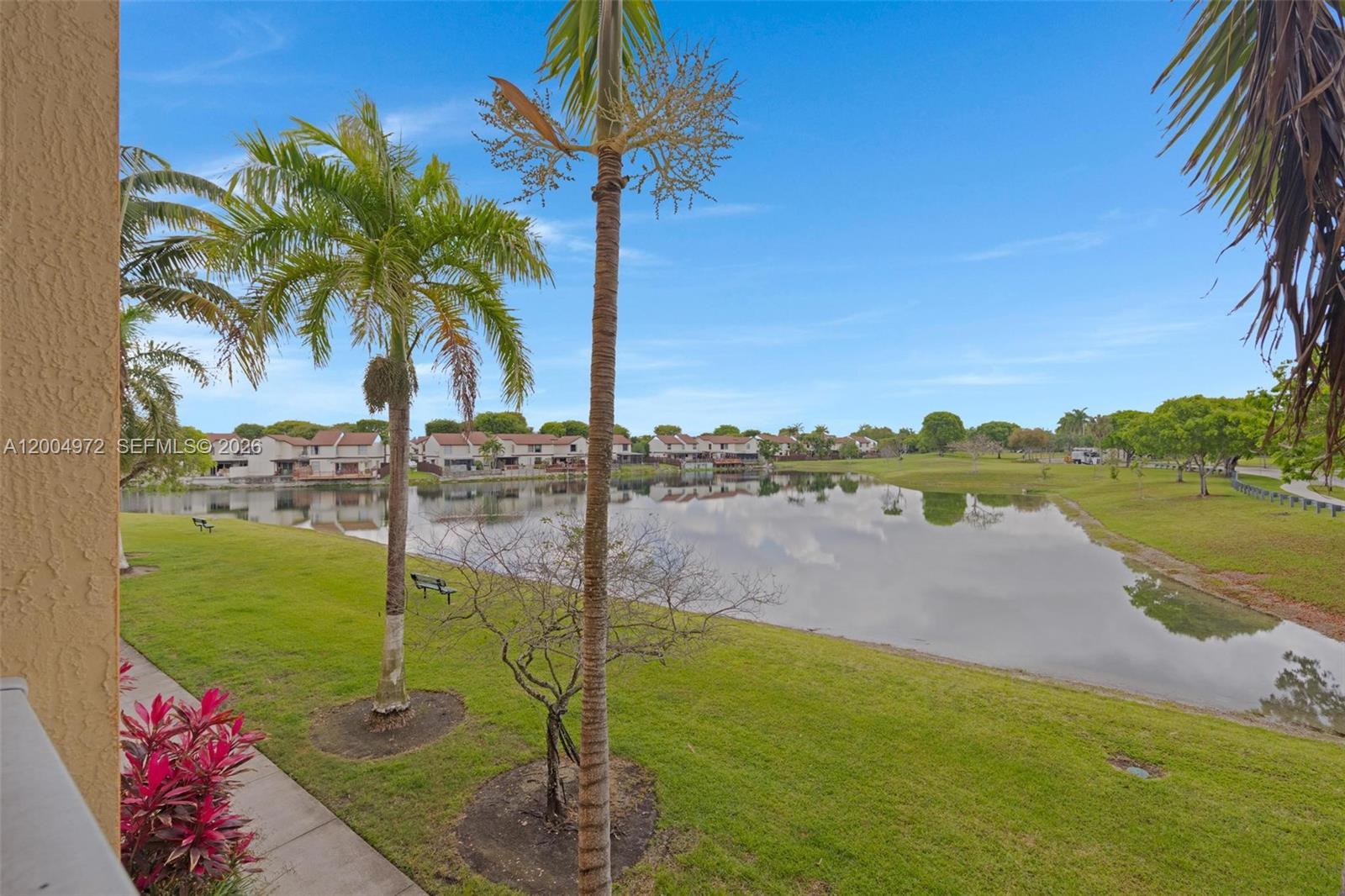 FONTAINBLEAU LAKES COURTY - Residential