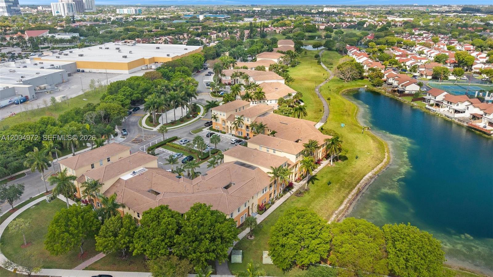 FONTAINBLEAU LAKES COURTY - Residential