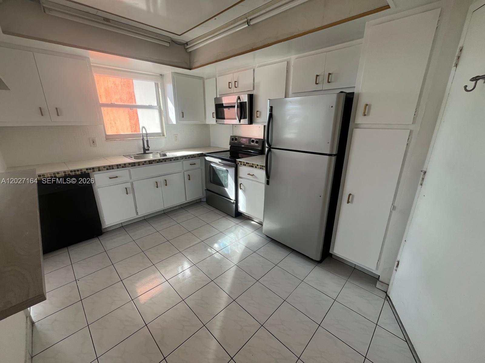 BUCKLEY TOWERS CONDO - EA - Residential Lease