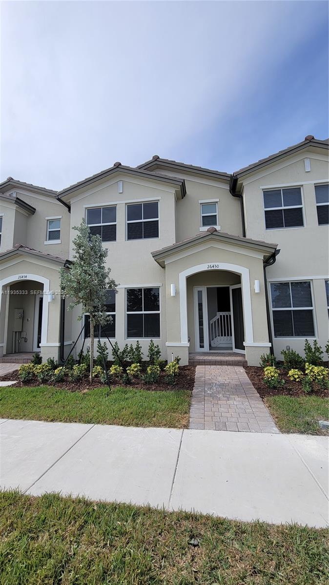 Beautiful townhouse with 3 bedrooms and 2 and a half bathrooms. with a beautiful view of the park. Garage for one vehicle, but with space for up to two more vehicles.
ONLY FIRST MONTH AND ONE SECURITY DEPOSIT