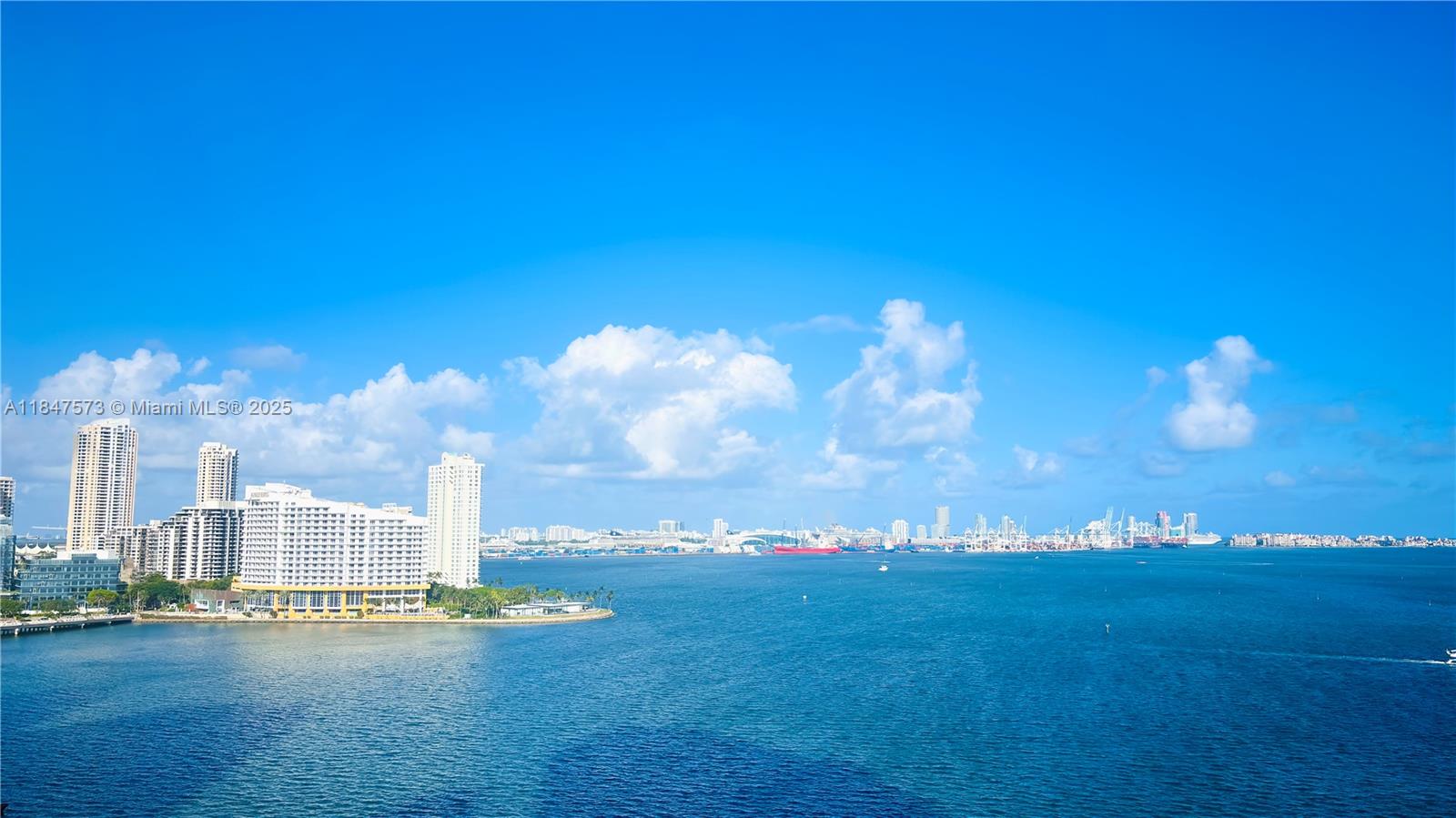 Absolutely impressive 2/2 unit on luxurious Jade Brickell! This unit features a spacious floor with floor-to-ceiling windows and an elegant, modern kitchen. Large dormitory for guests. Spacious main retreat with a luxurious en-suite bathroom. Large balcony with views of the bay and privileged location in the center of Brickell. The resort-style amenities include two swimming pools, a spa, a gymnasium, 2 racquetball courts, a shopping centre, a lounge on the 48th floor with panoramic views of the bay and the ocean, a children's playroom, 2 parking spaces, a car charging station, and more. A short distance from Brickell's restaurants and entertainment venues. Easy access to the highway. 15 minutes' drive from South Beach and the Key Biscayne beaches. You must see it!