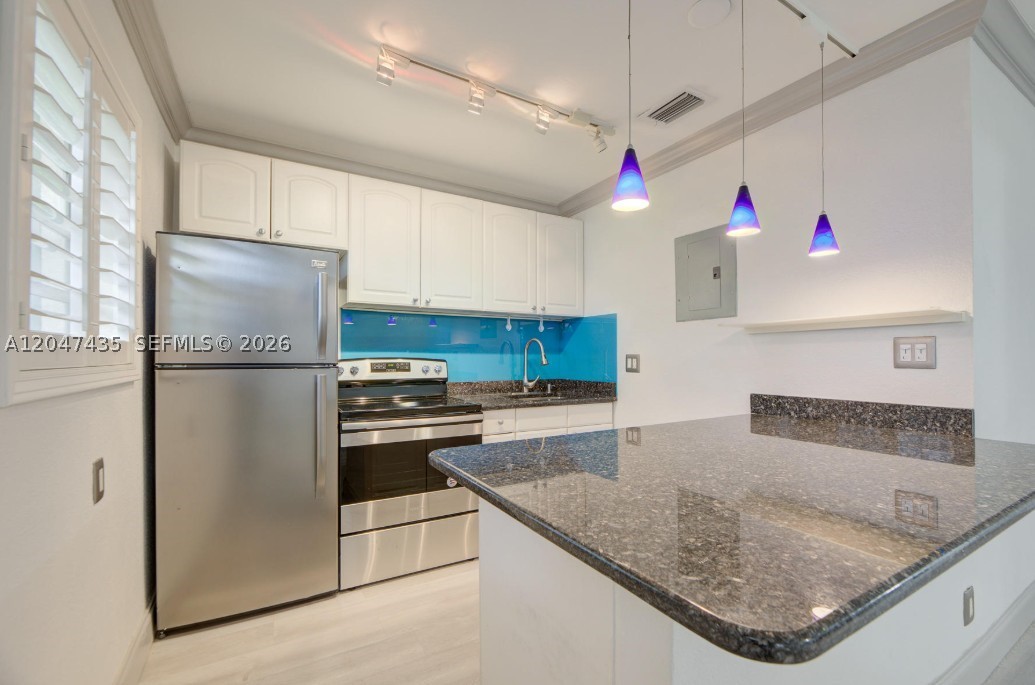 RIVERSIDE VILLAS CONDO BL - Residential