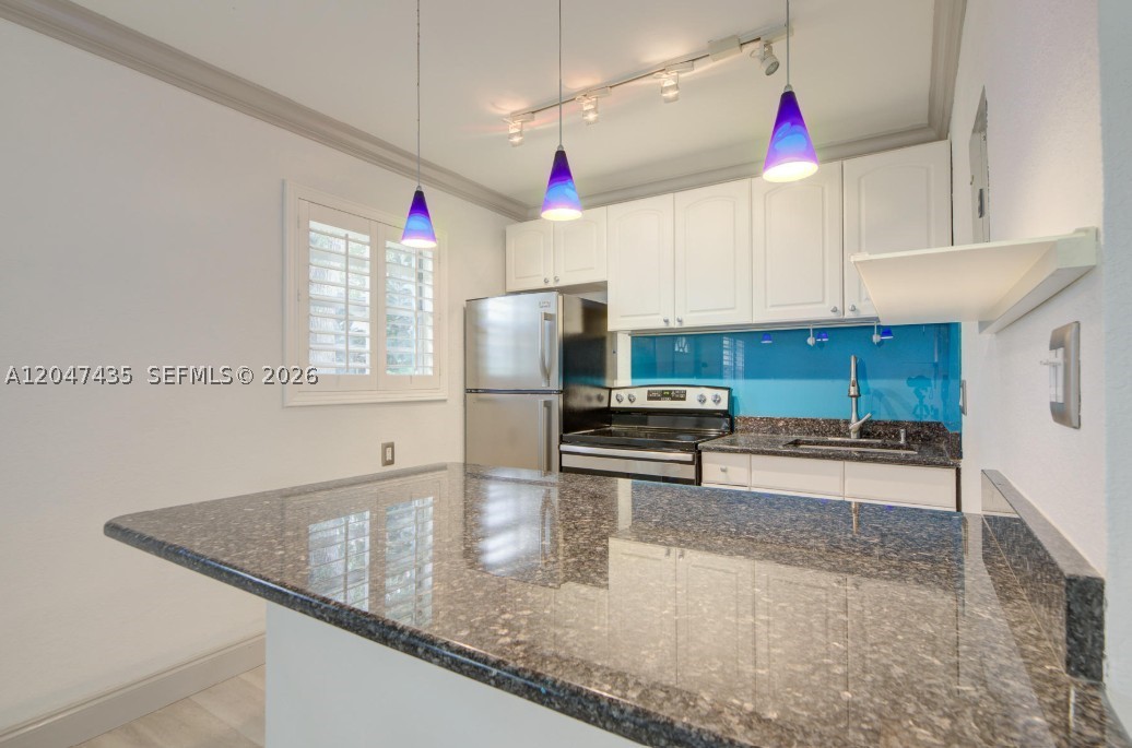 RIVERSIDE VILLAS CONDO BL - Residential