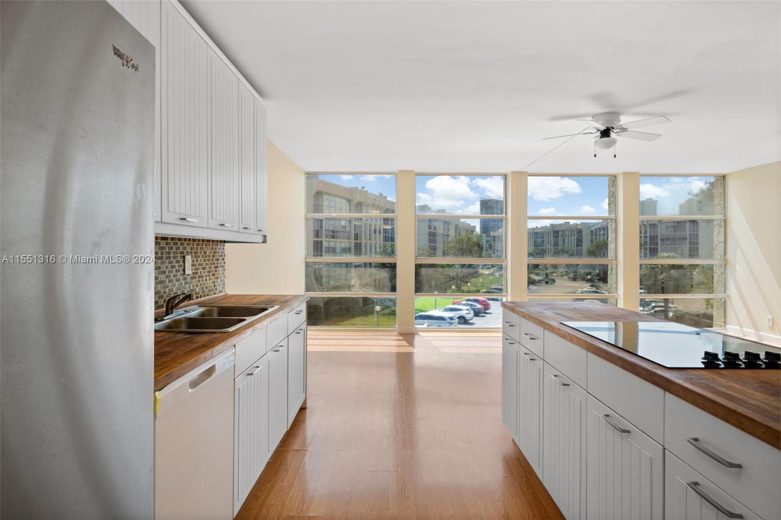 Cozy 1/2 940 sqft apartment in a quiet building, located in beautiful Three Islands??
Unit features laminate flooring, open concept kitchen with new cooktop and dishwasher. 
1 Bedroom 
2 Bathrooms
walk-in closet
balcony 
The building is conveniently located across the street from a park, within walking distance of shopping, restaurants, and the beach!