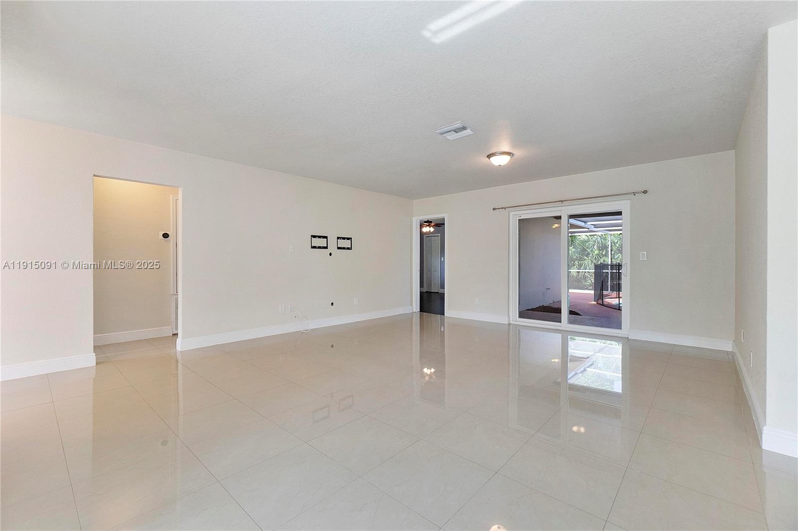 CORAL SPRINGS LAKES - Residential